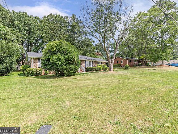 4th image of 2521 Country Club Dr