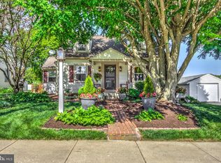 323 S Railroad Ave, New Holland, PA 17557