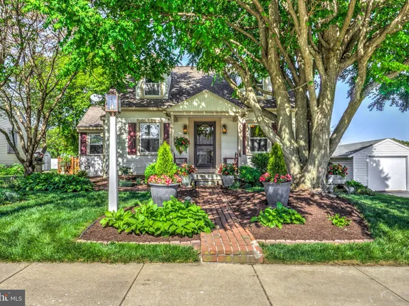 323 S Railroad Ave, New Holland, PA 17557