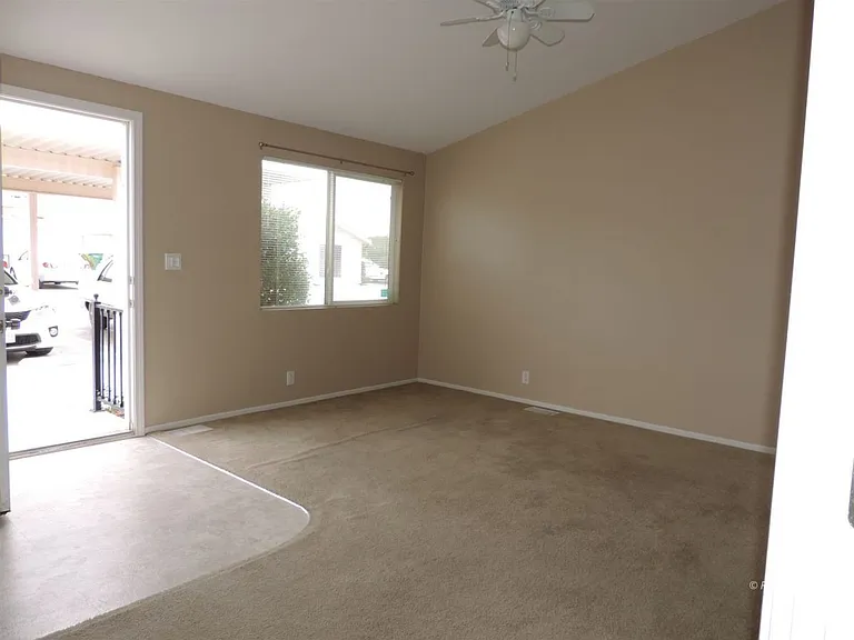 UPJ214 — Photo 3