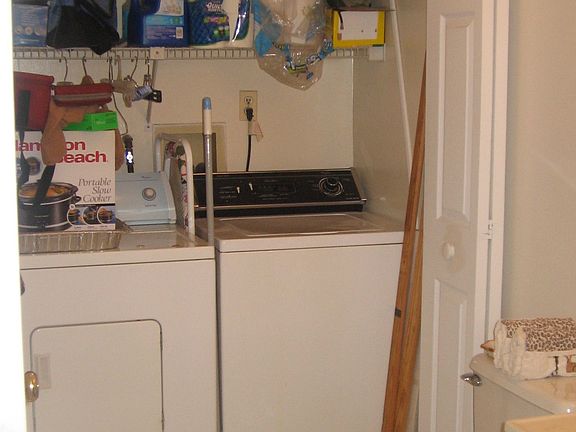 Half bath w/washer/dryer