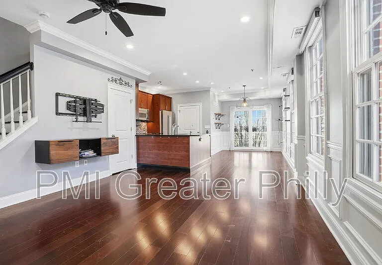243 Montrose St #103 — Photo 2