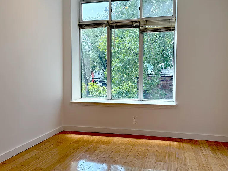 94 Scholes St #2R — Photo 3