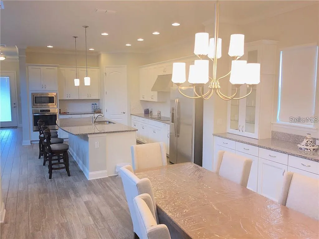 4 bed, 3.0 bath, 2462 sqft, $4,900 — Photo 4