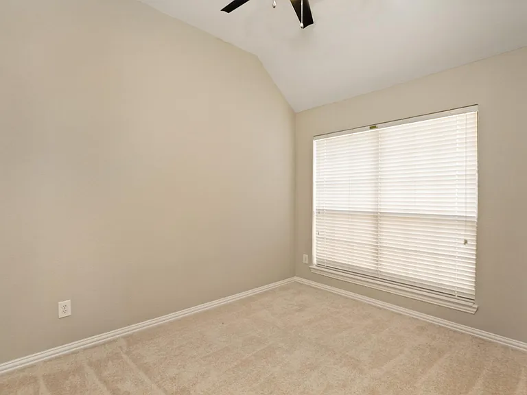 114 Midcrest Dr — Photo 2
