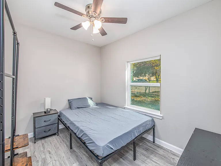 Full sized bed, bed table w/ lamp, dresser w/ drawers and a Wardrobe. FULL PRIVATE BATHROOM.
*full set of linens included*