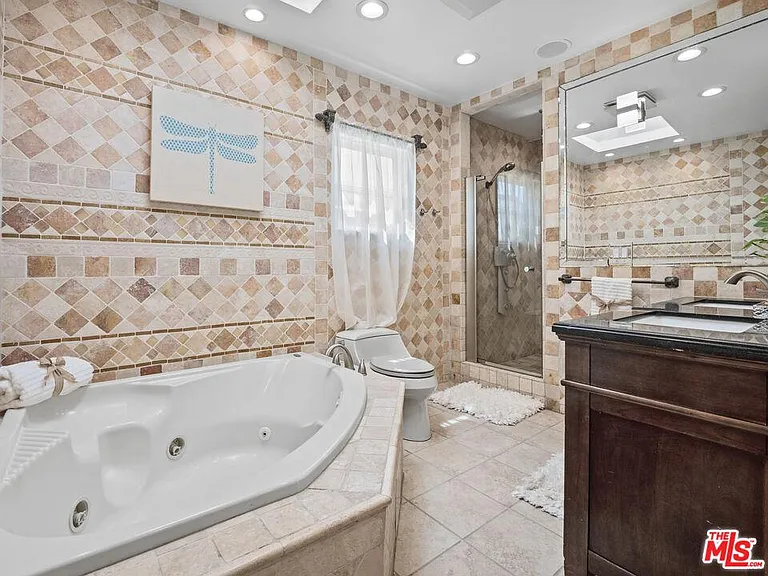 482 S Sherbourne Dr — Photo 13