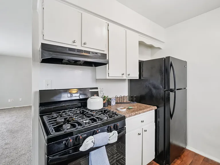Cherry Hill Village Apartments - Dearborn Heights, MI — Photo 33