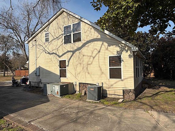 5th image of 604 Henry St.