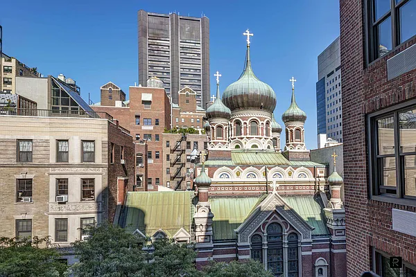 Sold by R New York | media 10