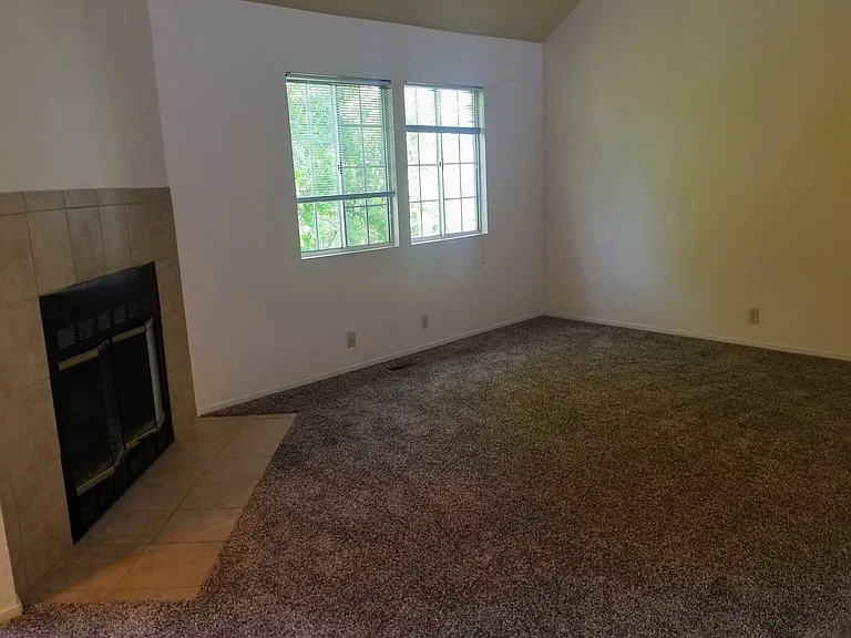1043 Southwood Dr #L — Photo 3