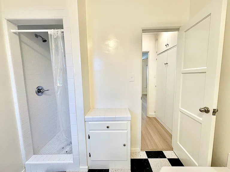 1319 N Fairfax Ave #7 — Photo 15