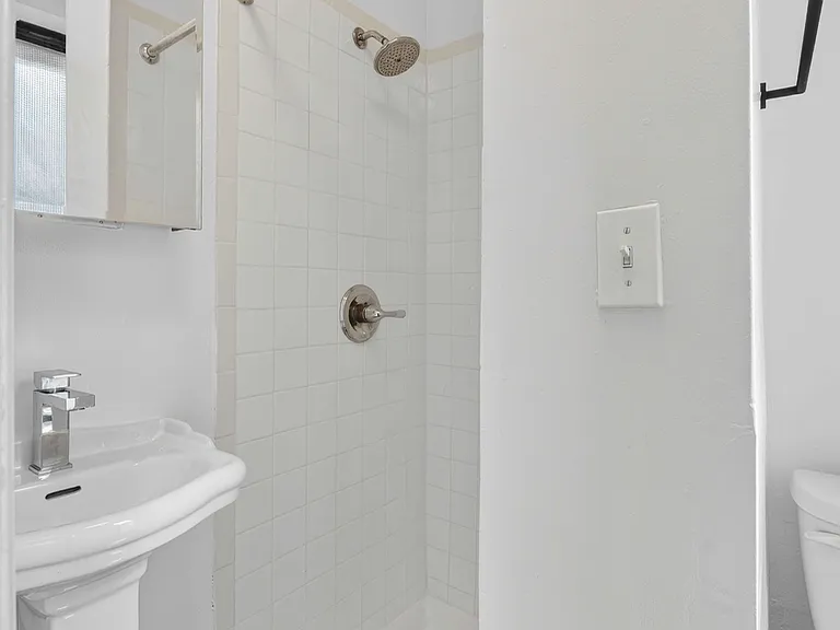 117 Perry St #7 — Photo 5