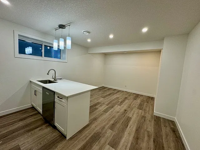 2 Bed 1 Bath Suite Rosenthal Edmonton — Photo 4
