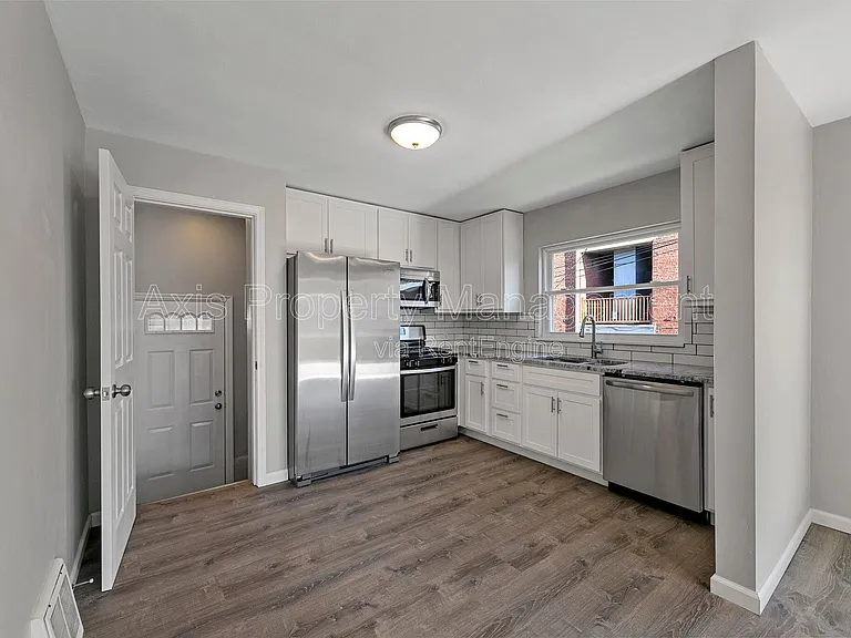 905 Russell Blvd — Photo 3