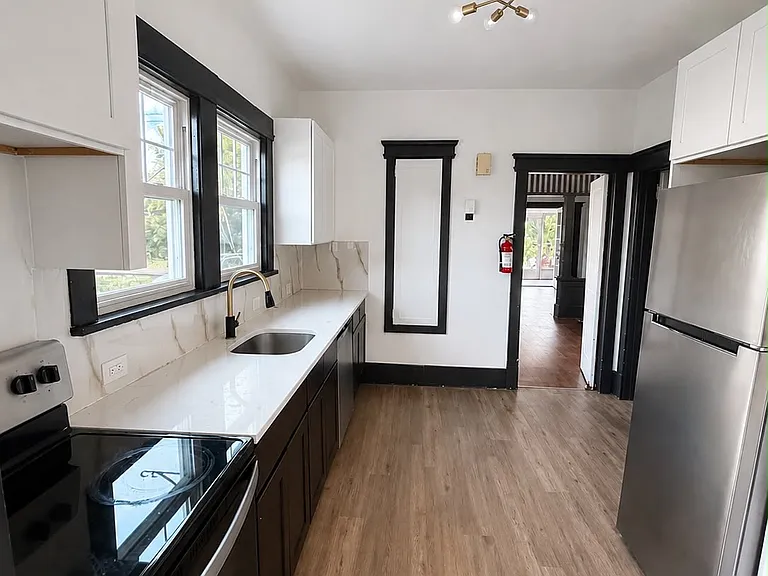 190 James St — Photo 7