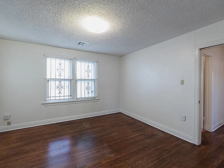 2442 N Jordan Ave — Photo 16