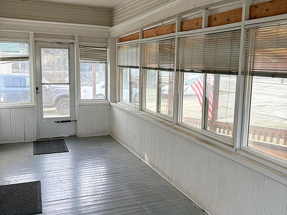 4th image of 627 SW 3rd St