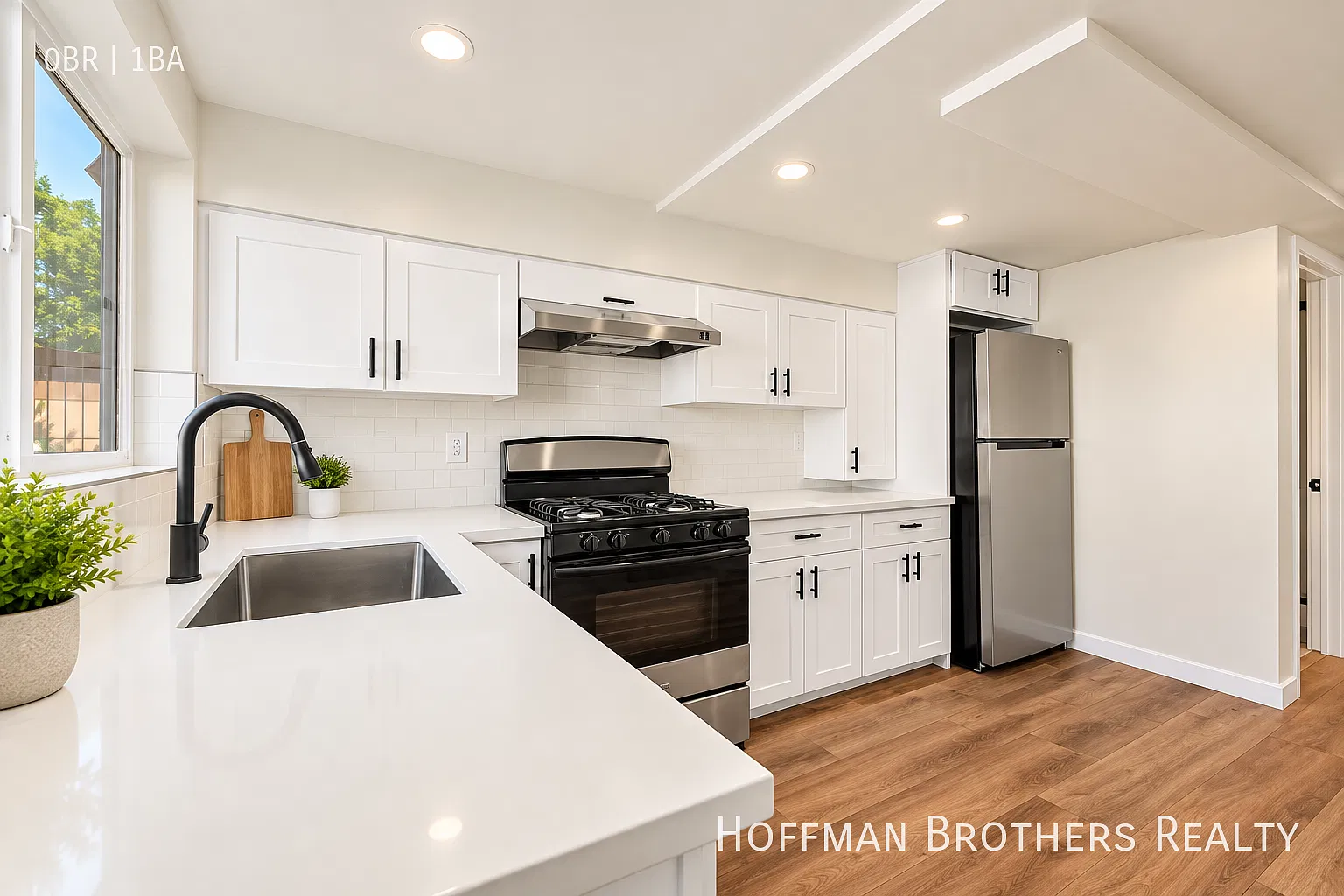 **1 Month Free**Updated Studio With Recently Updated Kitchen, Hardwood Floors, Pool Access & On-S... — Photo 2