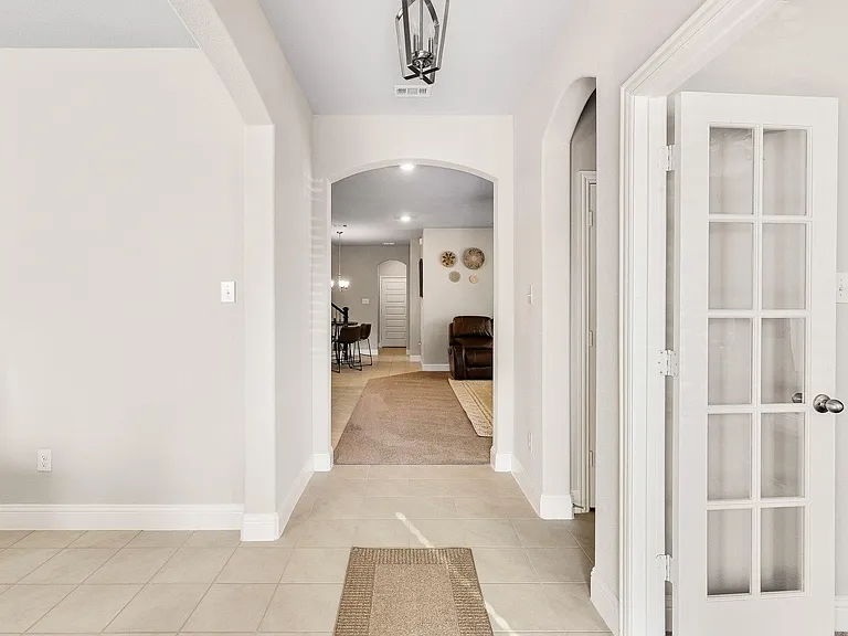 2072 Olivereta Dr — Photo 3