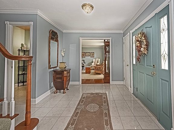 3rd image of 125 Castlebrooke Dr
