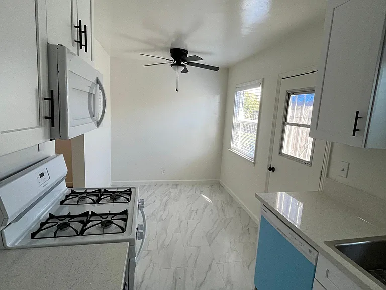 323 E Valencia Ave #B — Photo 8