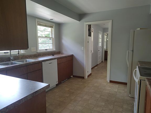 4th image of 2040 Hillside Dr