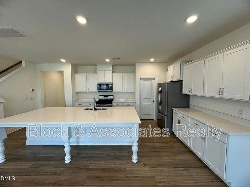 3 bed, 2.0 bath, 2406 sqft, $2,050 — Photo 3