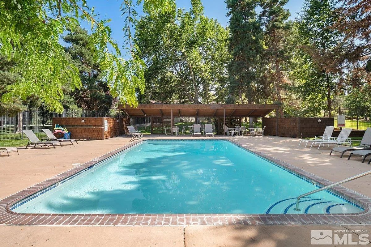 560 W Riverview Cir photo 1