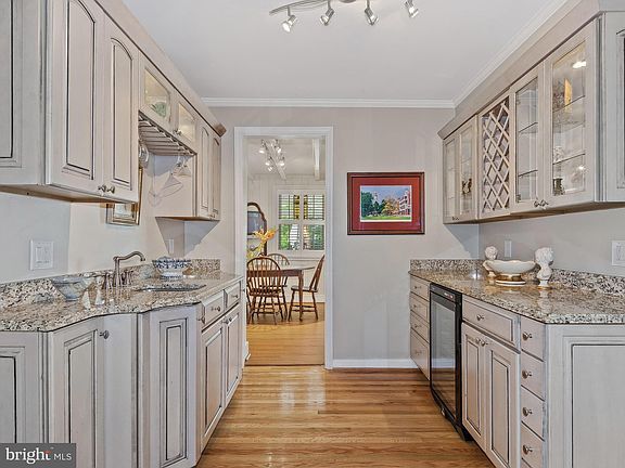 5th image of 1205 Oakwood Dr