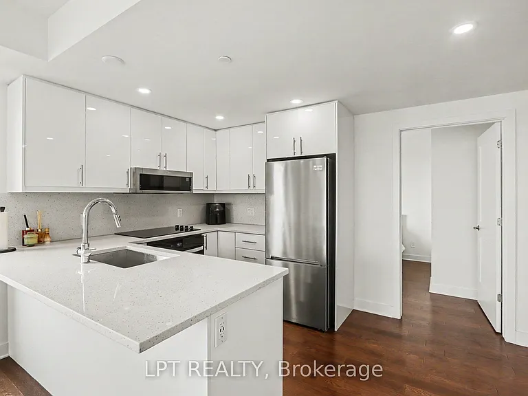 180 George St #1705 — Photo 3
