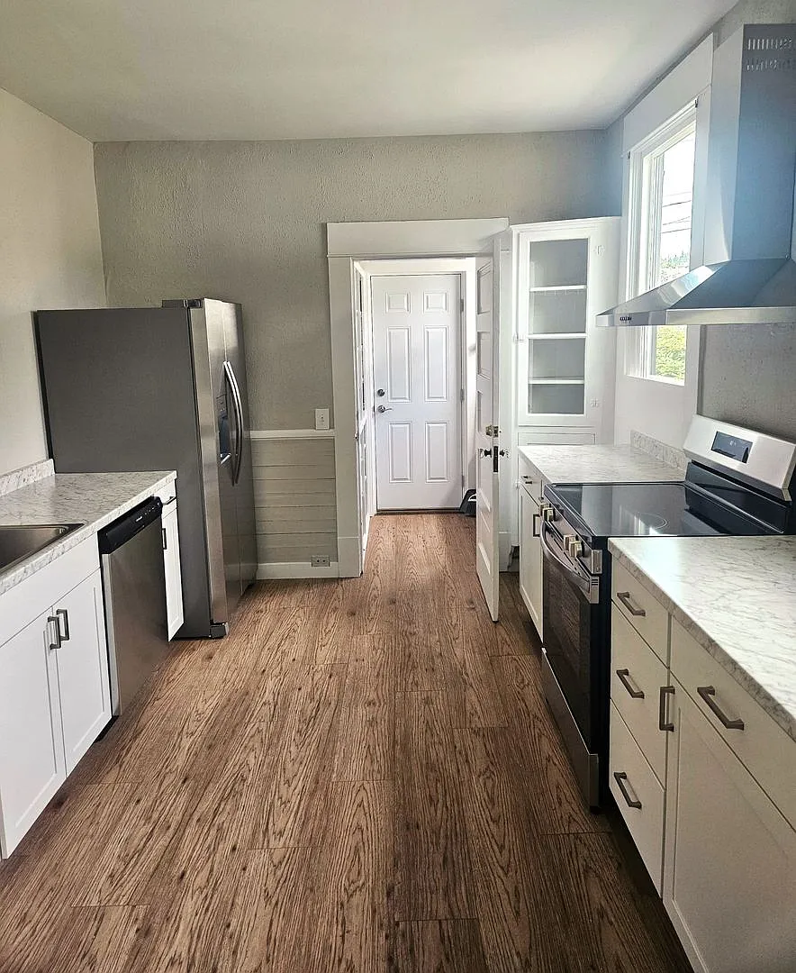 $1000 off 1st Month's Rent! Charming 5-Bedroom Home with Updated Kitchen, & Bath in Fairhaven! — Photo 3