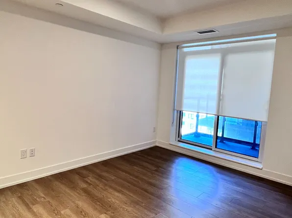 8 Cedarland Dr #826, Markham, ON L6G 1E3