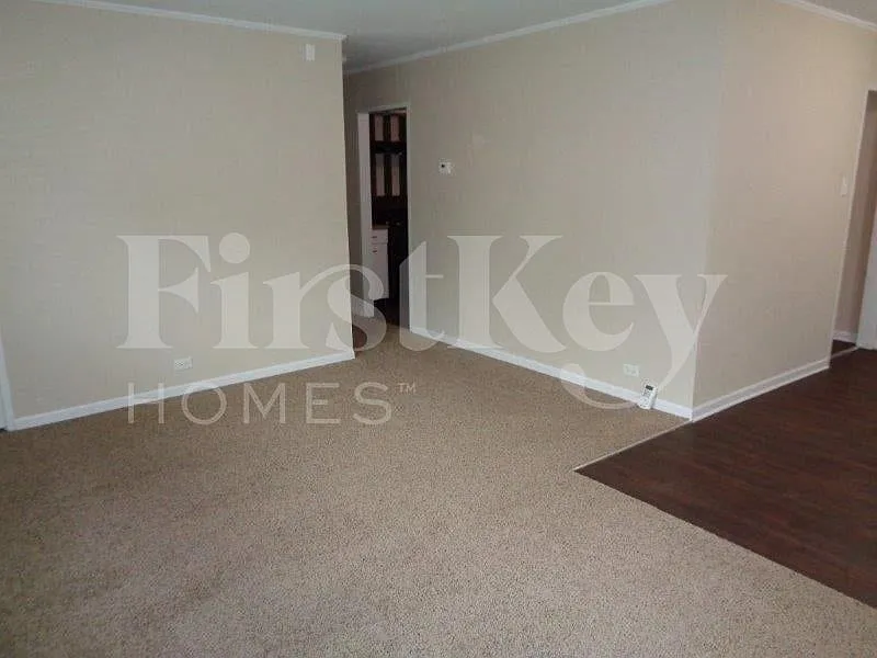 3 bed, 1.0 bath, 1110 sqft, $2,390 — Photo 4