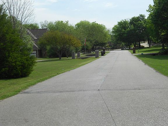 5th image of 400 Oakwood Trl