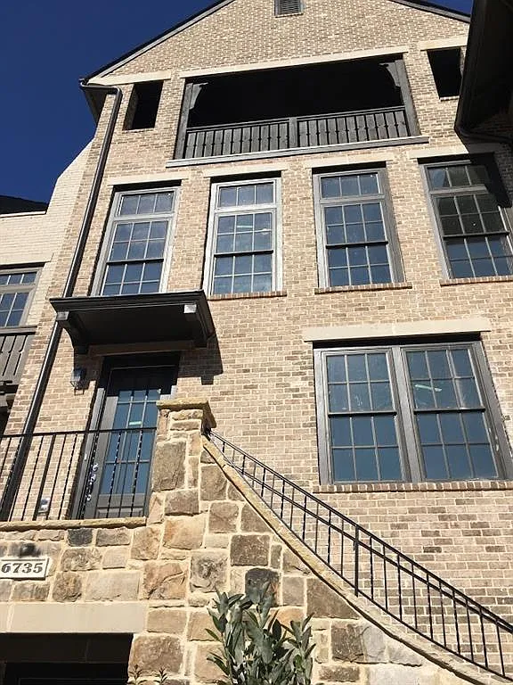 4 bed, 4.5 bath, 3900 sqft, $6,990 — Photo 2