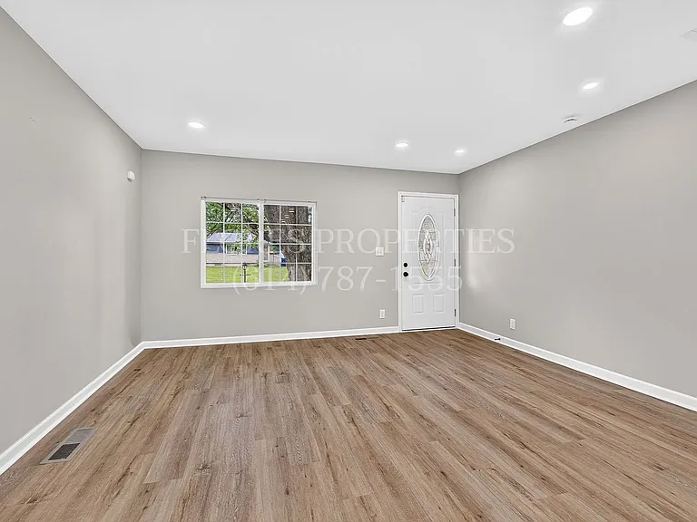 1300 Evaline Dr — Photo 16