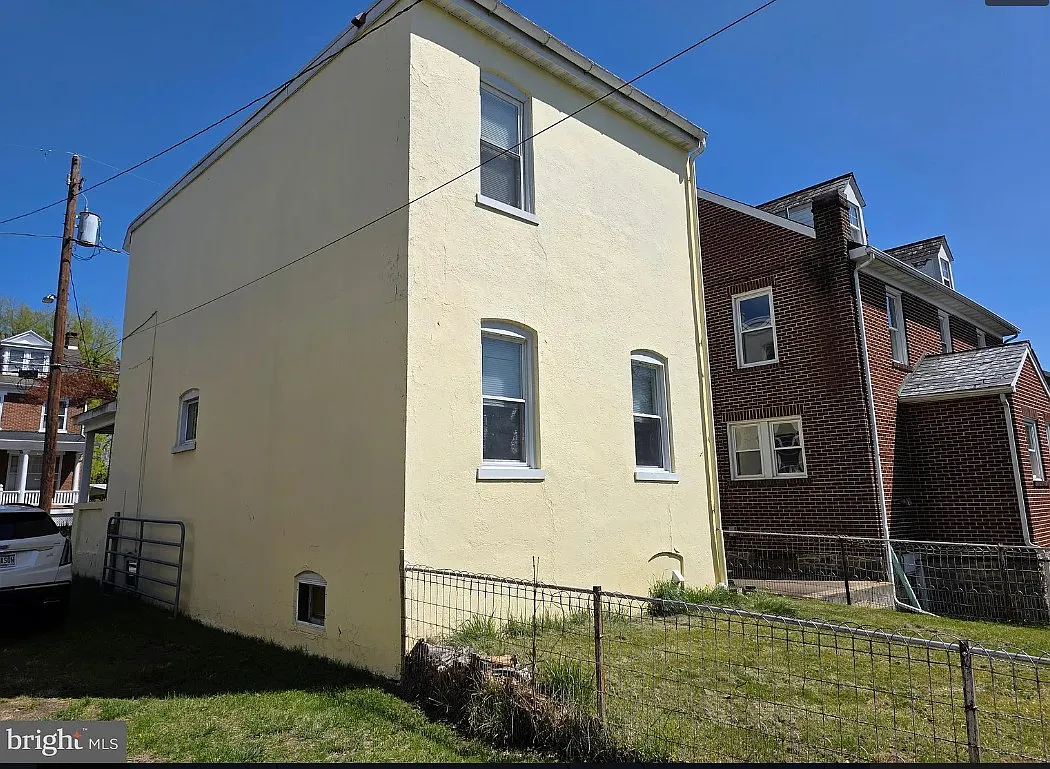 3 bed, 1054 sqft, $1,575 — Photo 2