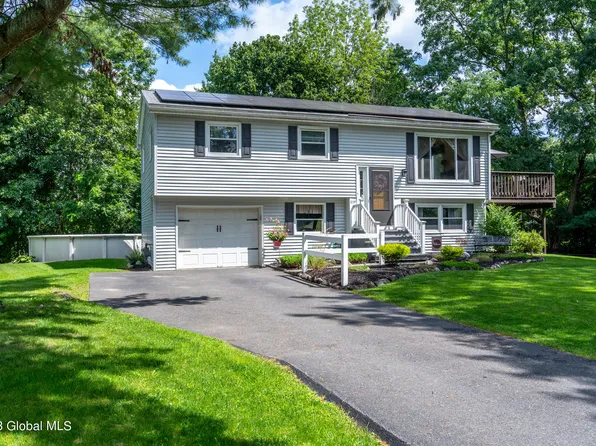 228 Newport Court, Voorheesville, NY 12186