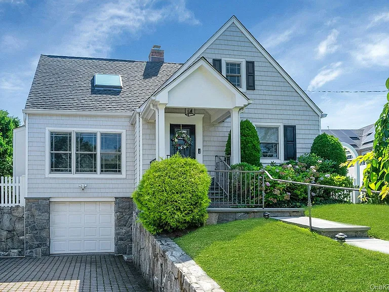 4 Lorraine Dr — Photo 1