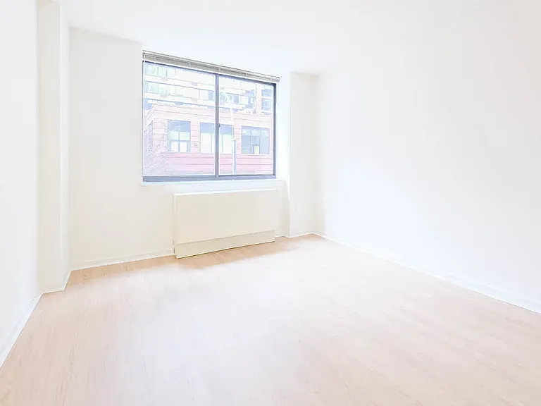505 W 54th St #825 — Photo 41