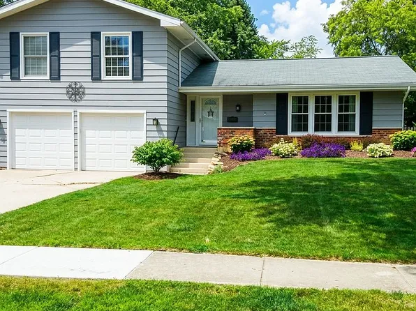 23W266 Woodcroft Dr, Glen Ellyn, IL 60137