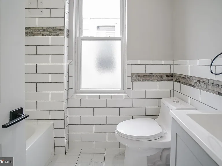 1535 W Seltzer St — Photo 25