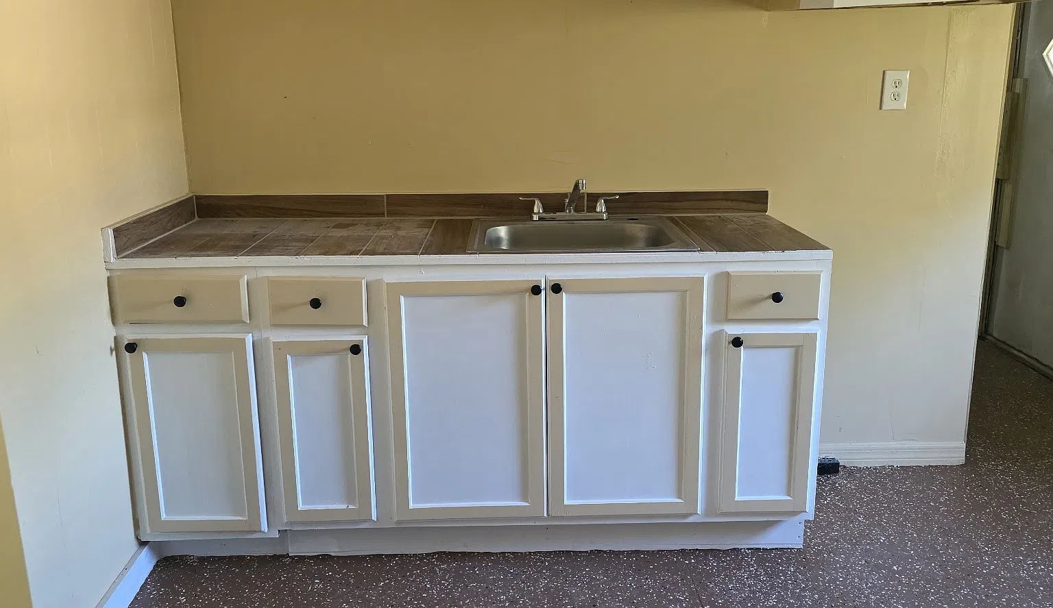 3 bed, 900 sqft, $1,150 — Photo 1