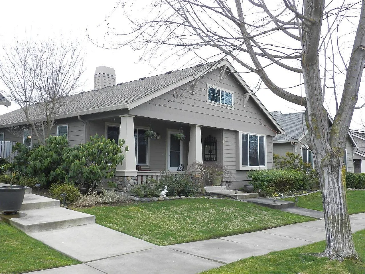 3334 Edgewater Dr photo 1