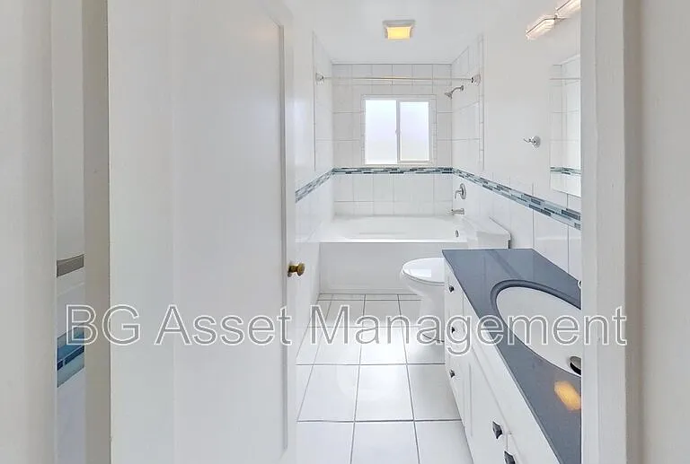 1919 Curtis St #10 — Photo 12