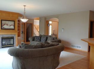 8200 Marsh Creek Rd, Woodbury, MN 55125