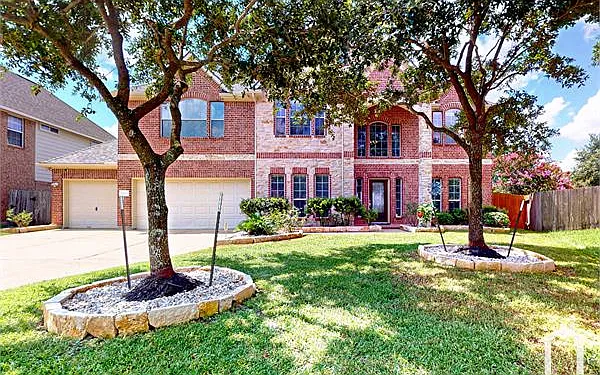 6 bed, 4070 sqft, $4,700 — Photo 2