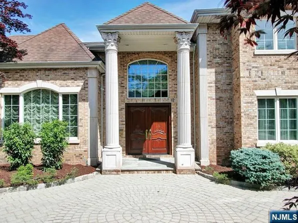 27 Roberts Rd, Englewood Cliffs, NJ 07632