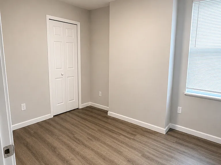 525-529 Farnsworth St #525 — Photo 6